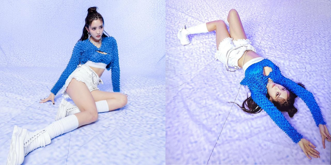 Không theo concept 'bánh bèo' như các mỹ nhân khác, Hyomin gây ấn tượng khi phối áo croptop màu xanh với quần short trắng, giày boots đinh tán.