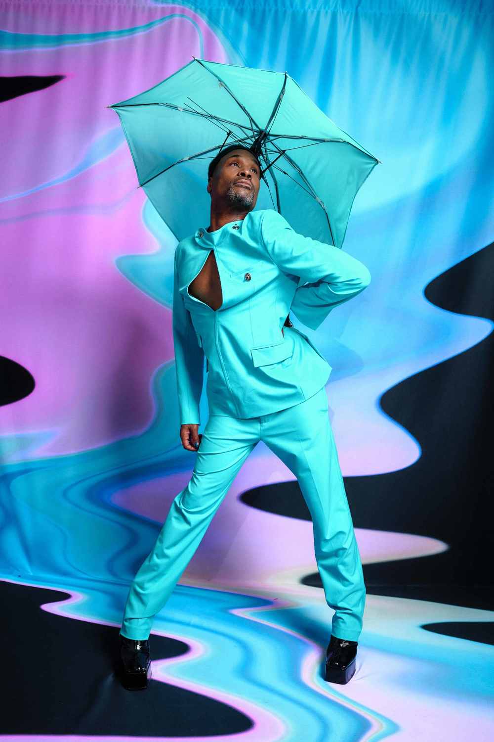 Nam diễn viên Billy Porter tiếp tục 'tạo nét' với bộ suit xanh nước biển nhưng không hiểu vì sao lại đội thêm ô dù thời tiết Los Angeles khá đẹp.
