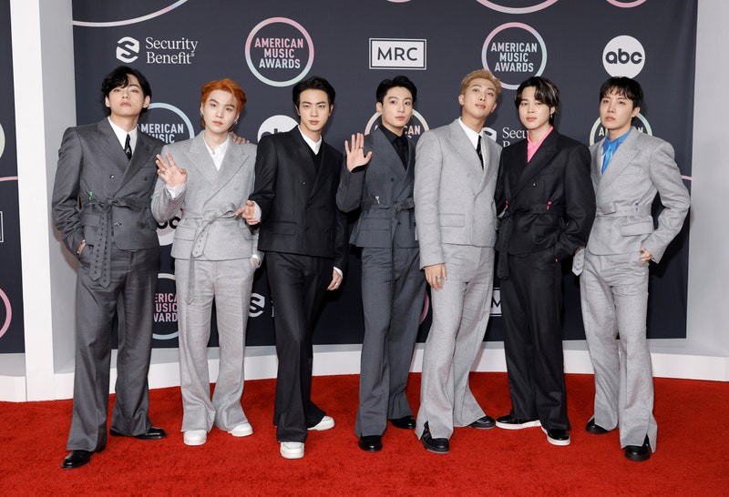 Sự có mặt của 7 thành viên BTS đã làm thảm đỏ AMAs 2021 nóng hơn bao giờ hết. Các chàng trai diện áo vest tông đen, xám tối giản để thể hiện sự sang trọng, lịch lãm.