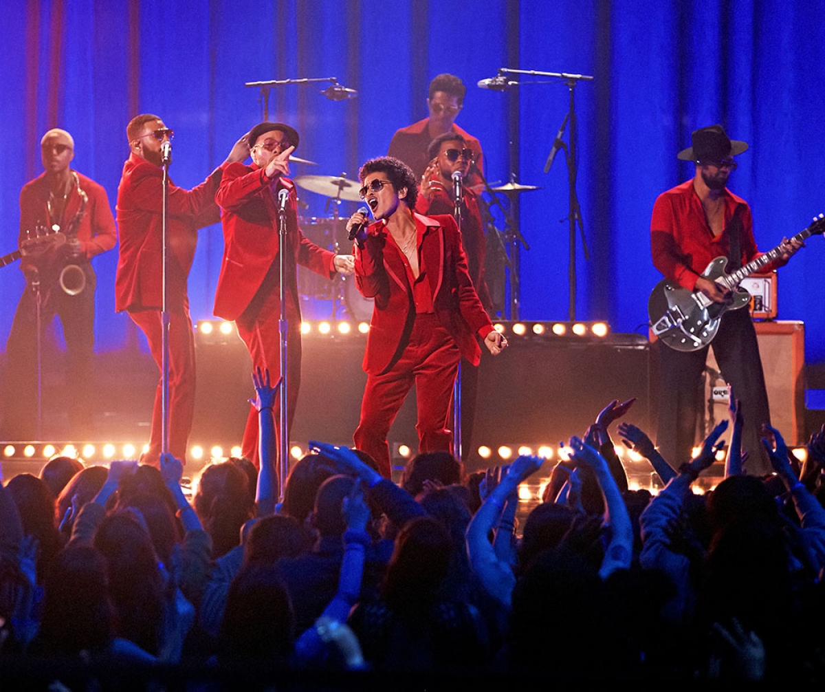 Bruno Mars cùng Anderson Paak của Silk Sonic 'đỏ thắm' trên sân khấu Giải thưởng Âm nhạc Mỹ 2021. 