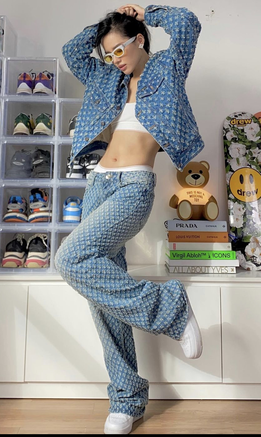 Khánh Linh 'lăng xê' mốt denim-on-denim vô cùng mới lạ, nữ người mẫu kết hợp set jacket + quần ống rộng cùng bralette thể thao nhưng không kém phần quyến rũ.