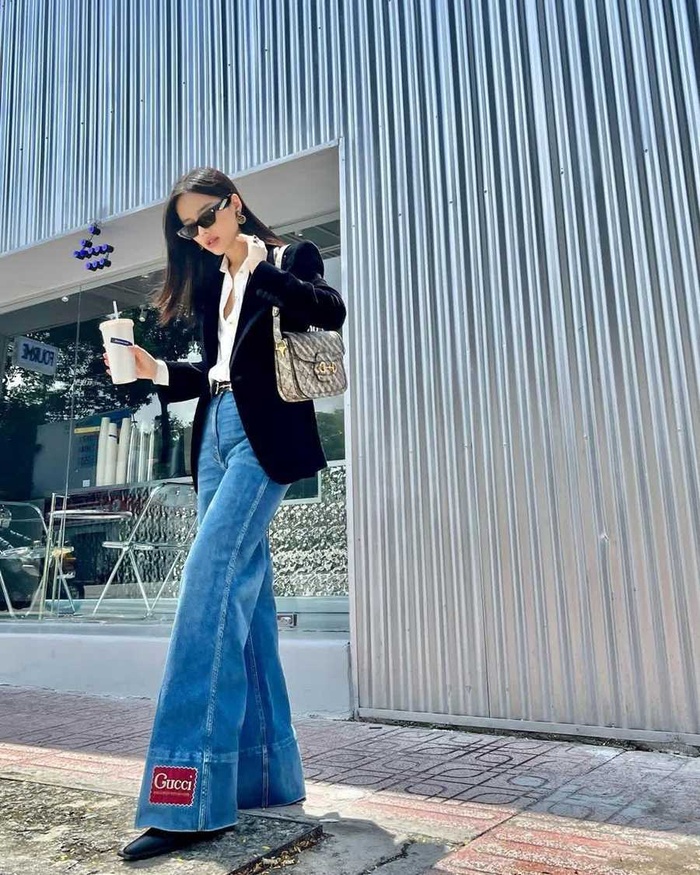 Khánh Linh chọn quần jeans ống loe cho phong cách thanh lịch, chỉ cần kết hợp với những item basic như áo sơ mi, blazer là có ngay outfit chuẩn công sở.
