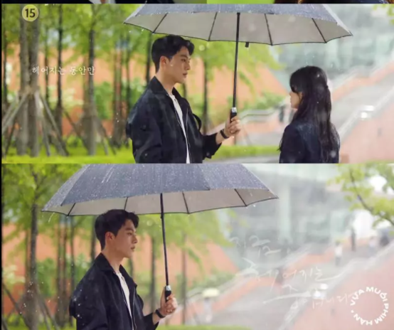 Áo khoác chất liệu nylon nam tính giúp nam diễn viên ghi điểm trong phần cảnh dưới mưa với Song Hye Kyo. 