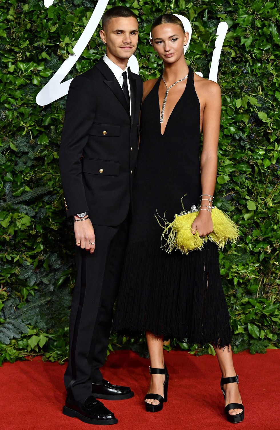 Romeo Beckham cùng bạn gái Mia xuất hiện tại sự kiện với thời trang đồng điệu, hướng đến sự trưởng thành và thanh lịch.