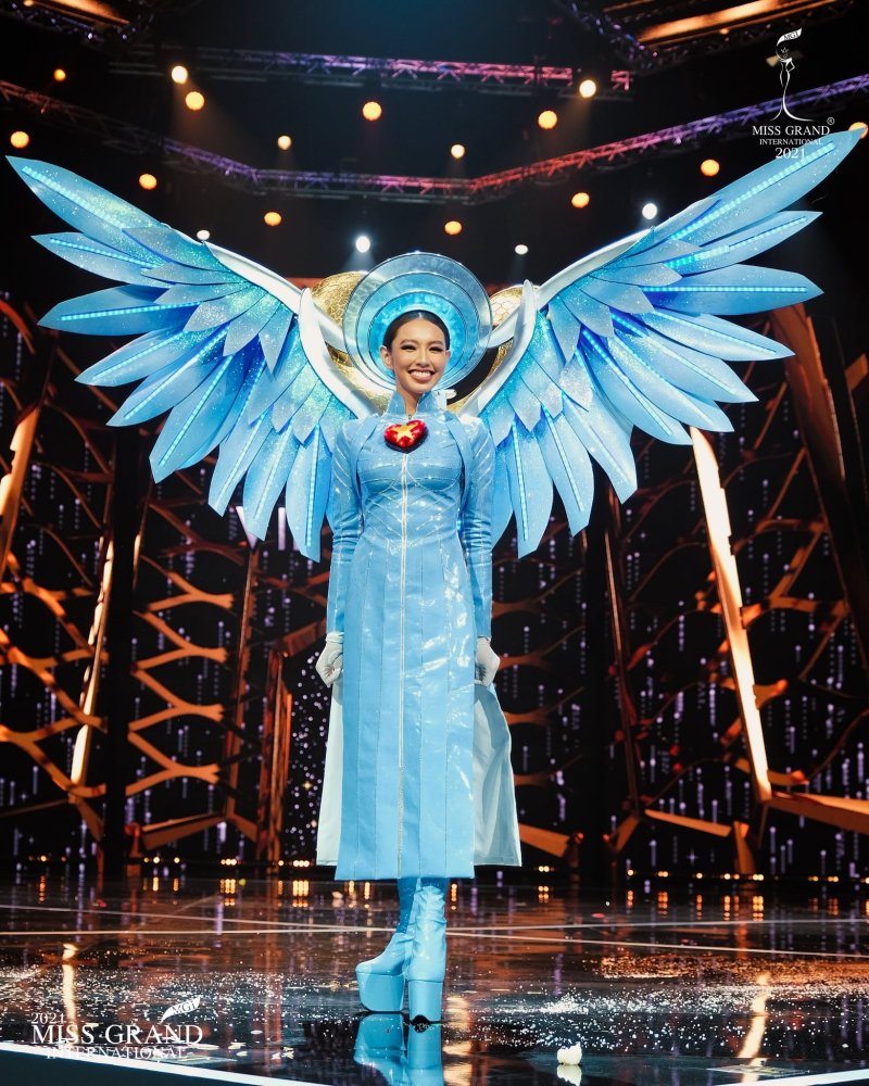 Đến với cuộc thi Miss Grand 2021, Thuỳ Tiên gây ấn tượng với bộ trang phục kết hợp giữa áo dài, đôi cánh thiên thần, găng tay và đặc biệt là biểu tượng hình hai con rắn.