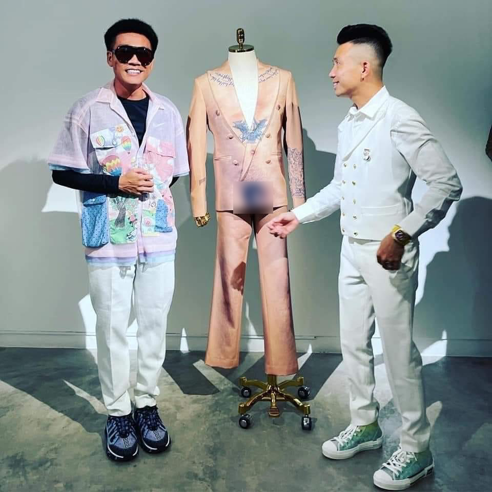 Wowy chụp ảnh cùng bộ trang phục được in 3D sắc nét từng chi tiết trên cơ thể, bên cạnh anh là người anh thân thiết - đại gia Minh Nhựa. 