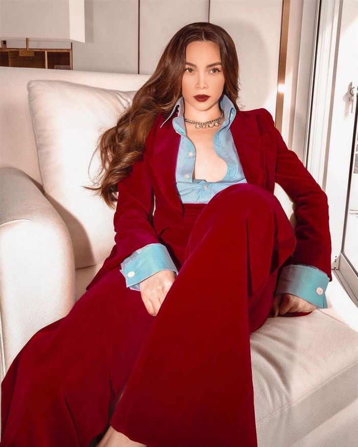 Hồ Ngọc Hà kết hợp suit đỏ nhung với sơ mi xanh, sự tương phản hai gam màu nóng - lạnh giúp tổng thể trang phục vừa hài hoà vừa nổi bật.