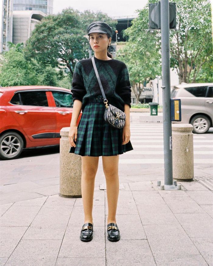 Blogger Lê Hà Trúc gợi ý set đồ mùa đông với áo len, chân váy sọc caro.