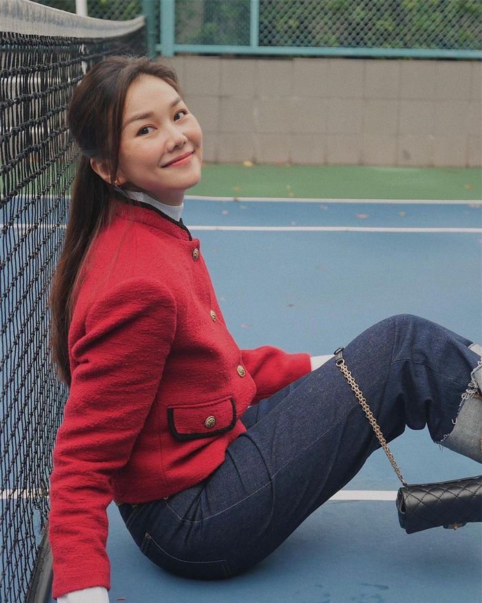 Sơ với chị em thân thiết, nữ siêu mẫu Thanh Hằng lại có lựa chọn thanh lịch hơn với áo nỉ đứng phom màu đỏ, phối với quần jeans tạo cảm giác cổ điển, sang trọng.