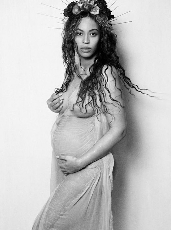 Beyoncé được cho là người khởi xướng phong cách chụp ảnh nude trước lúc lâm bồn. Nữ ca sĩ diện váy xuyên thấu ướt át, đeo vương miện lộng lẫy như một nữ hoàng khi mang thai.