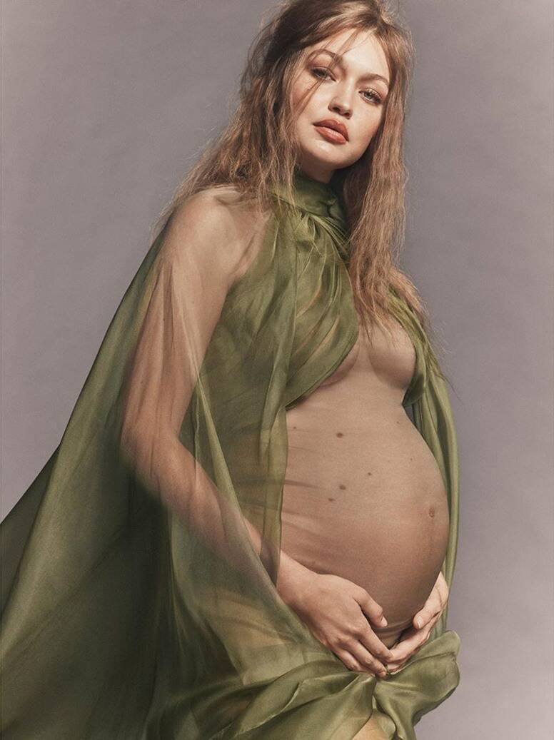 Khoe bụng bầu mang thai con đầu lòng ở tuổi 25, Gigi Hadid xuất hiện trên bìa tạp chí với váy xuyên thấu màu xanh , nhan sắc thậm chí mặn mà hơn trước lúc mang thai.