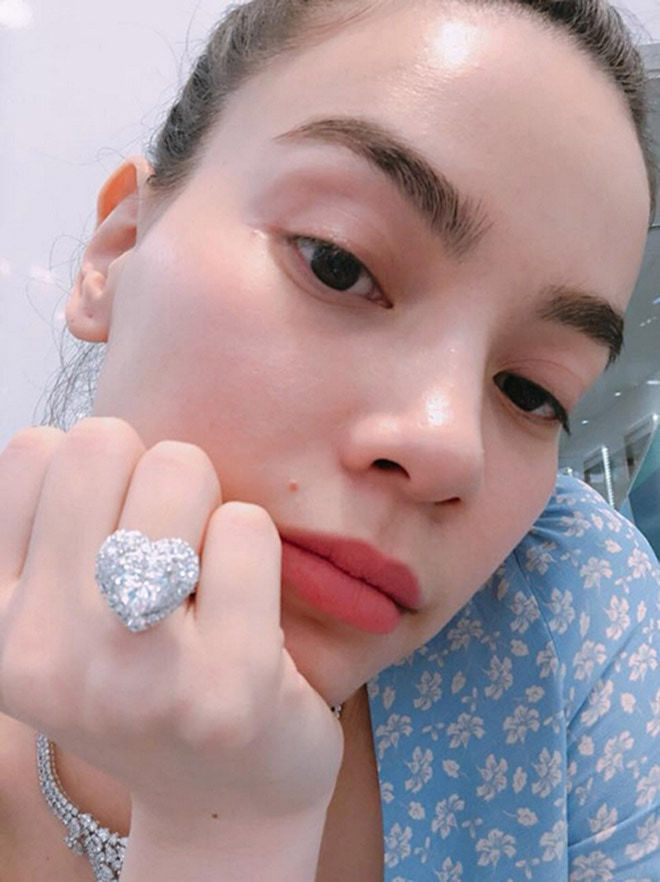 Chỉ một tấm ảnh selfie nhưng 'Nữ hoàng giải trí' khiến fan đổ dồn sự chú ý về chiếc nhẫn trái tim trên tay cô, món phụ kiện tạo sự khác biệt với hàng nghìn viên kim cương siêu nhỏ hợp thành.