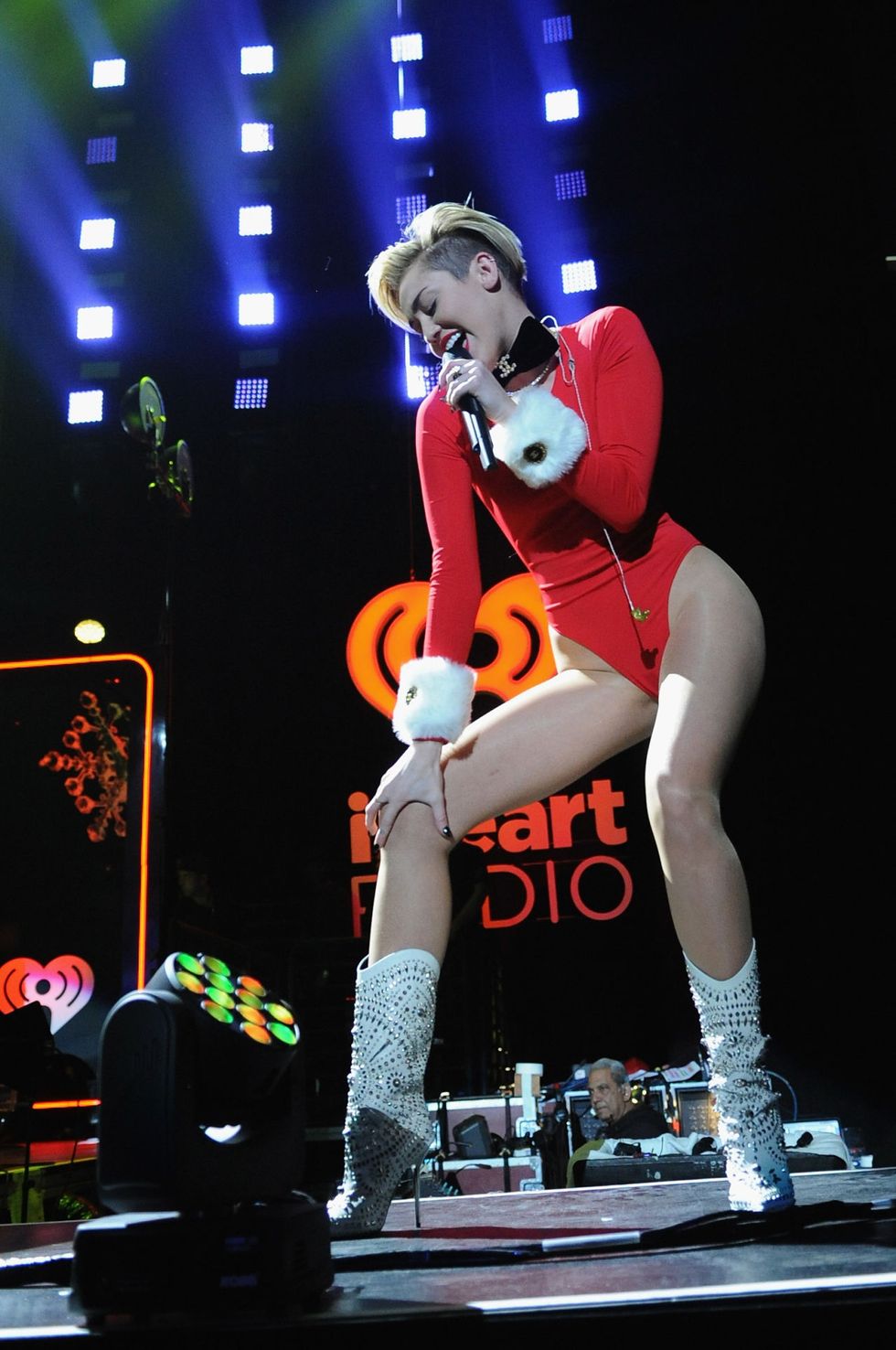 Miley Cyrus năm 2013, cá tính và nổi loạn trong bộ bodysuit khoét hông đầy 'hư hỏng'. Đây được coi là hình ảnh 'bà già Noel' sexy nhất mà một ngôi sao mang lên trình diễn trên sân khấu.