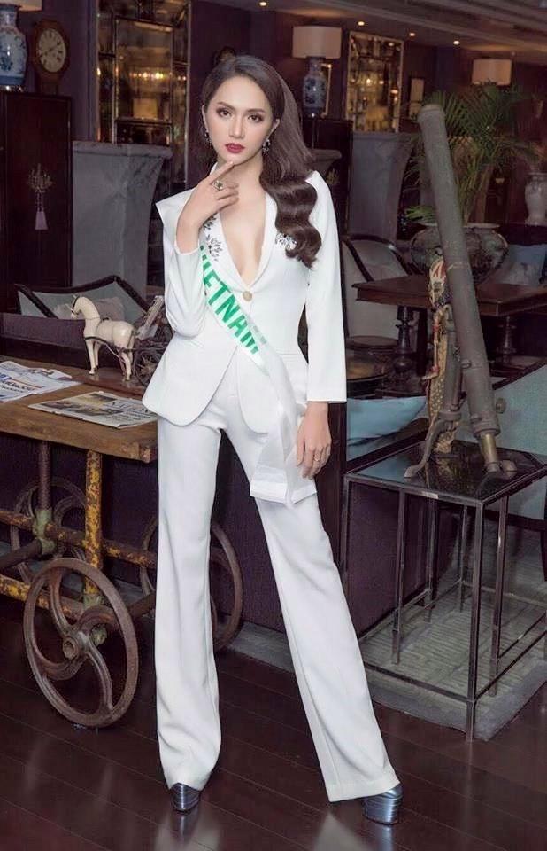Hương Giang cũng từng 'lăng xê' mốt không nội y, kết hợp suit trắng sau khi đăng quang trên đất Thái. Hoa hậu Chuyển giới 2018 nữ tính, quyến rũ với mái tóc dài uốn xoăn.