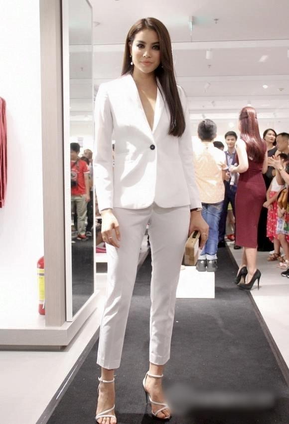 Hoa hậu Phạm Hương đơn giản mà sang trọng với suit trắng xẻ ngực, kết hợp giày cao gót nữ tính.