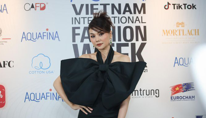 Thanh Hằng xuất hiện như món quà Giáng Sinh thắt nơ tại họp báo Tuần lễ Thời trang VN
