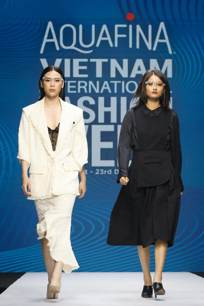 NTK Devon Nguyễn tiếp tục thể hiện lợi thế với những thiết kế thanh lịch, hiện đại dành cho thời trang ứng dụng. Hai trang phục kết hợp giữa blazer và chân váy, tông đen - trắng sang trọng nhưng không kém phần cá tính.