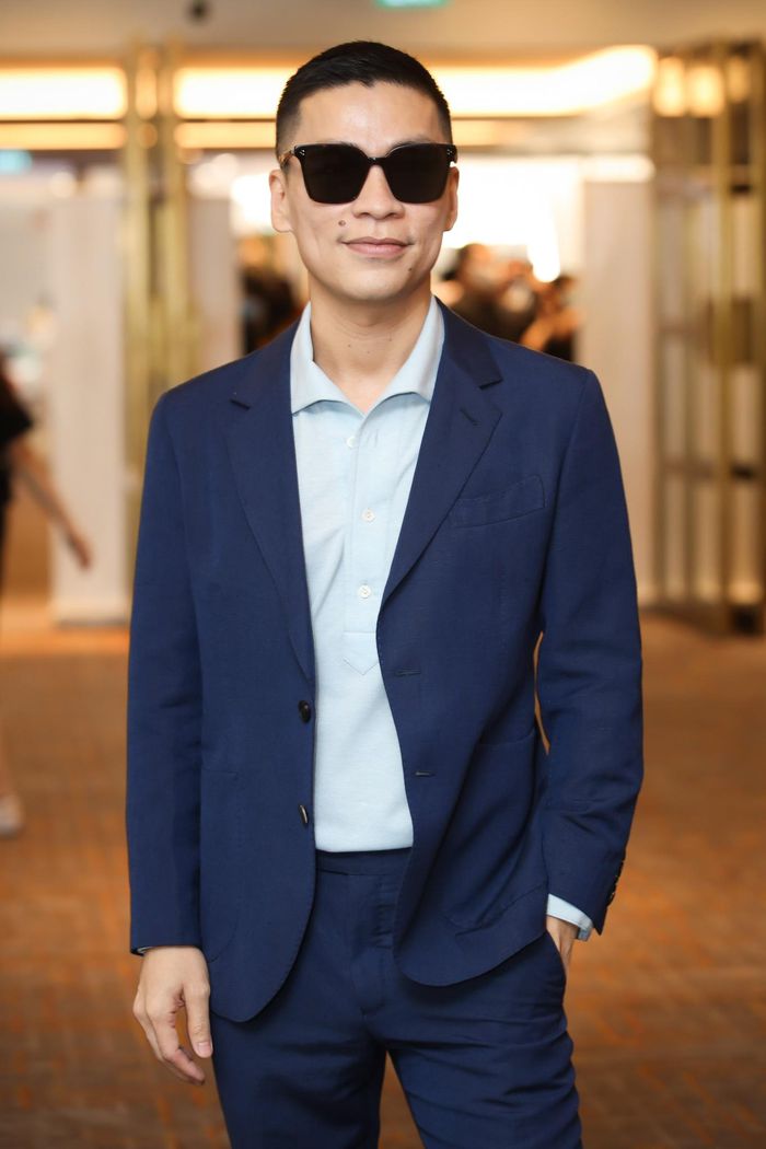 Adrian Anh Tuấn cũng xuất hiện tại hợp báo trong bộ suit xanh lịch lãm, cho biết gặp áp lực khi vừa gấp rút chuẩn bị bộ sưu tập mới cho sự kiện mùa cuối năm.
