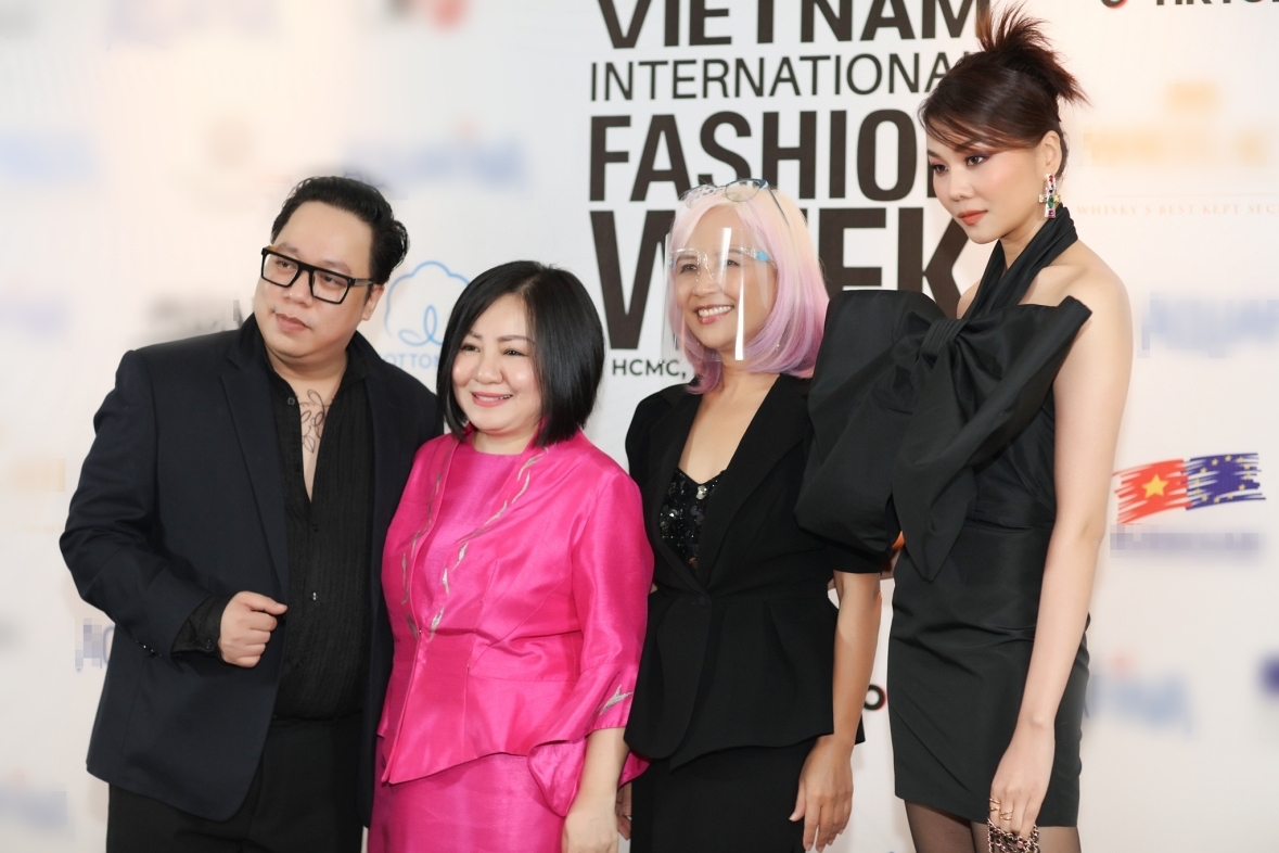 Thanh Hằng bên cạnh Tổng biên tập tạp chí Harper's Bazaar Việt Nam - bà Thiên Hương; bà Trang Lê và MC Tùng Leo.