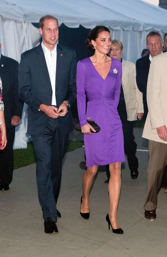 Kate Middleton sánh bước bên hoàng tử William, cô diện mẫu váy tím đậm nhưng vẫn bảo toàn sự trẻ trung, xinh đẹp.
