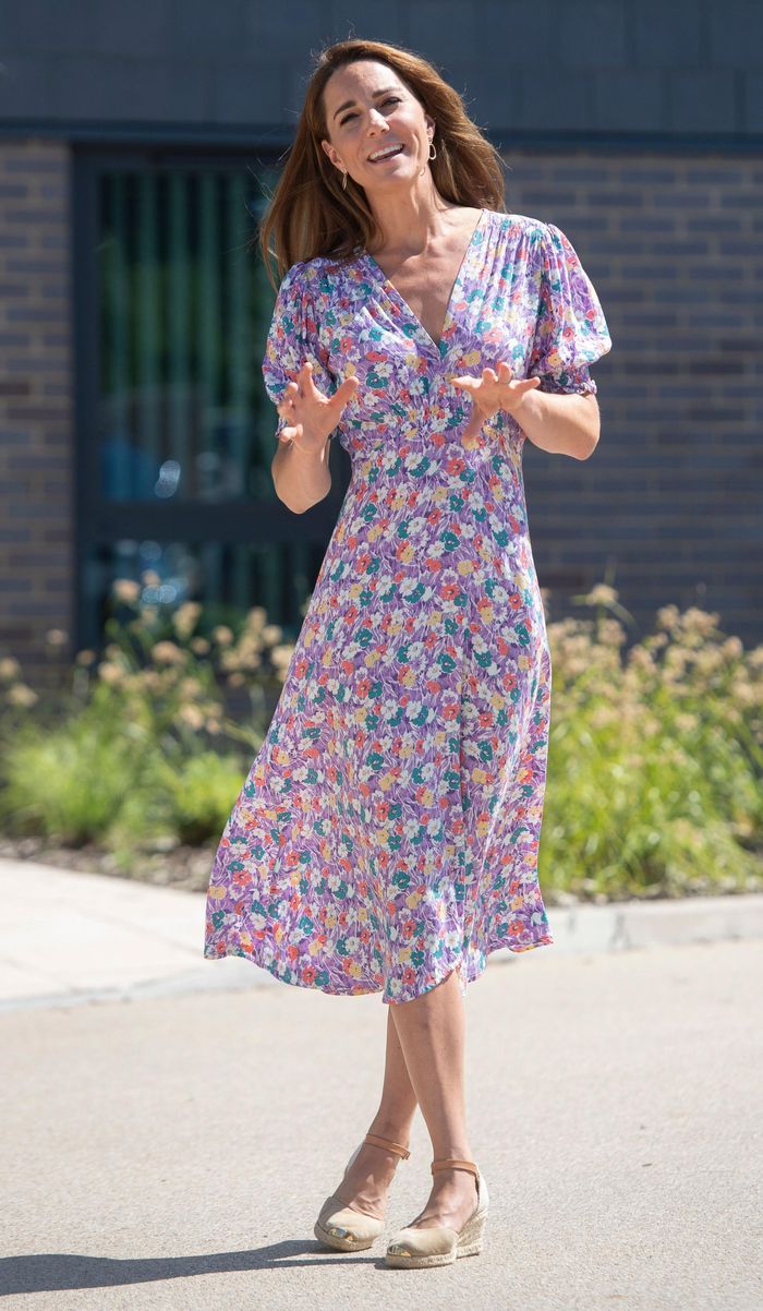 Kate thể hiện gu thẩm mỹ với váy tím hoa nhí cổ V quyến rũ. Outfit mang đến sự trẻ trung, nữ tính và hiện đại.