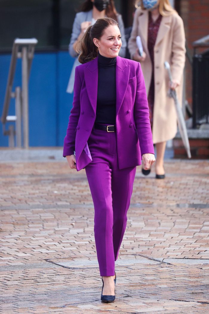 Diện cả 'cây' suit 'tím lịm tìm sim' và nói không với phụ kiện rườm rà, Kate Middleton vẫn tỏa sáng mà không diêm dúa. 