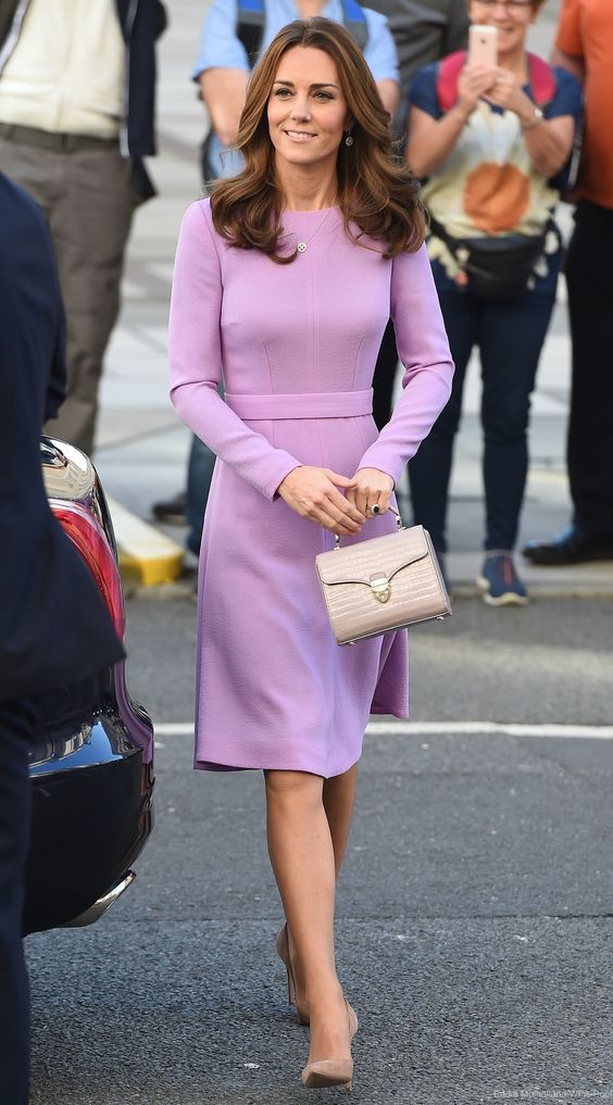 Kate xuống phố với chiếc váy tím tay dài, điểm nhấn eo vừa đủ và cổ áo kín đáo mang đến hình ảnh sang trọng và nữ tính cho công nương nước Anh.