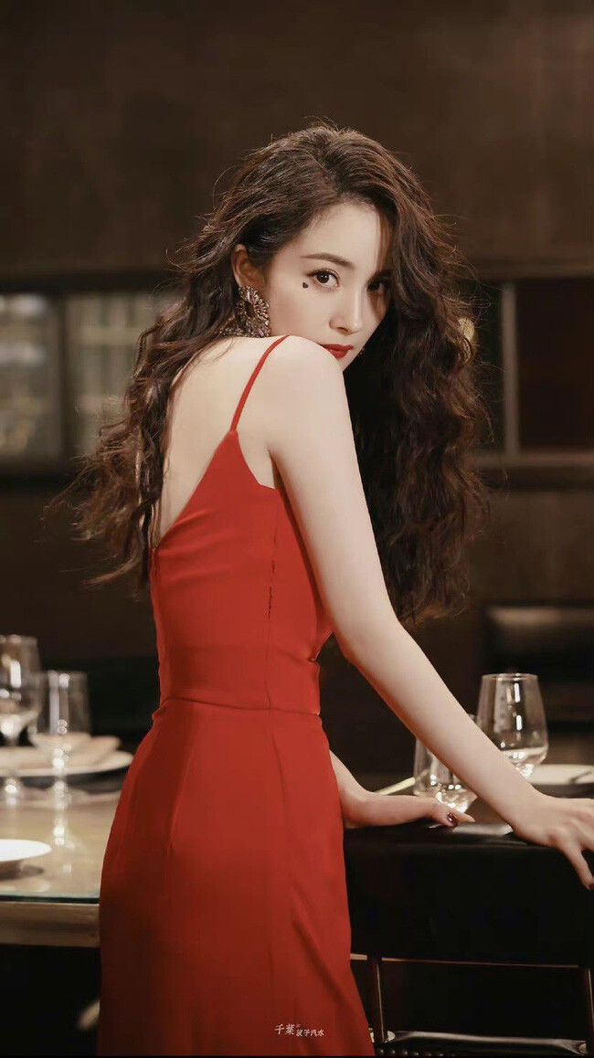 Dương Mịch chỉ cần diện váy đỏ đơn giản cũng đủ 'hạ gục' trái tim bao người.