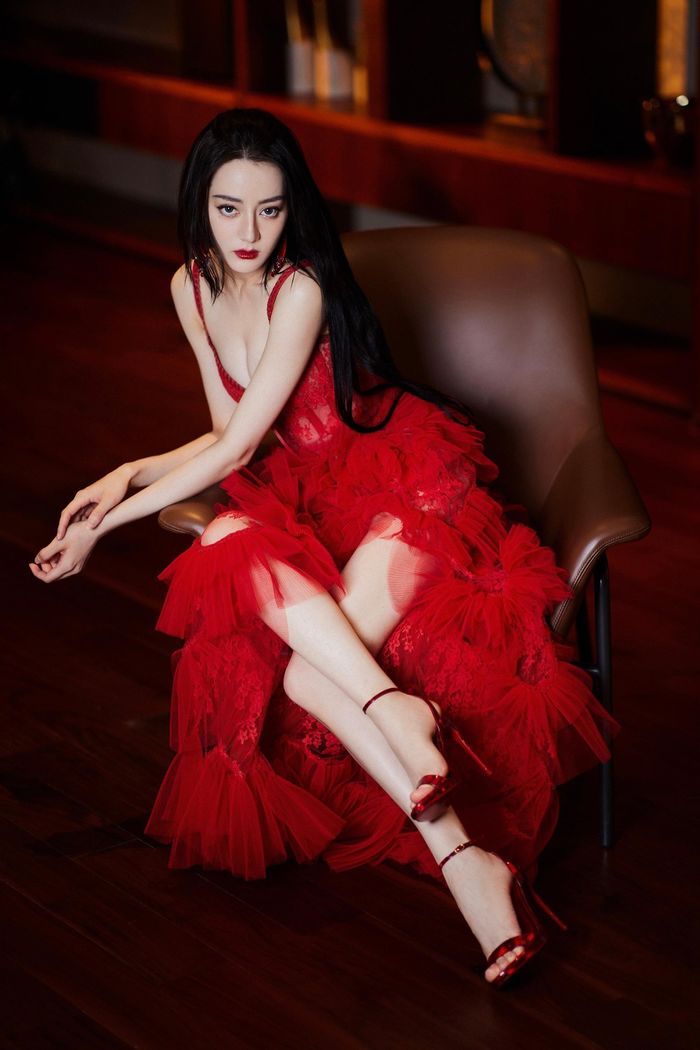 Không nữ tính, nhẹ nhàng, nữ diễn viên 'Tam Sinh Tam Thế, Thập Lý Đào Hoa' khoe vẻ đẹp quyến rũ với mẫu váy hai dây xẻ tà, đậm chất latin.