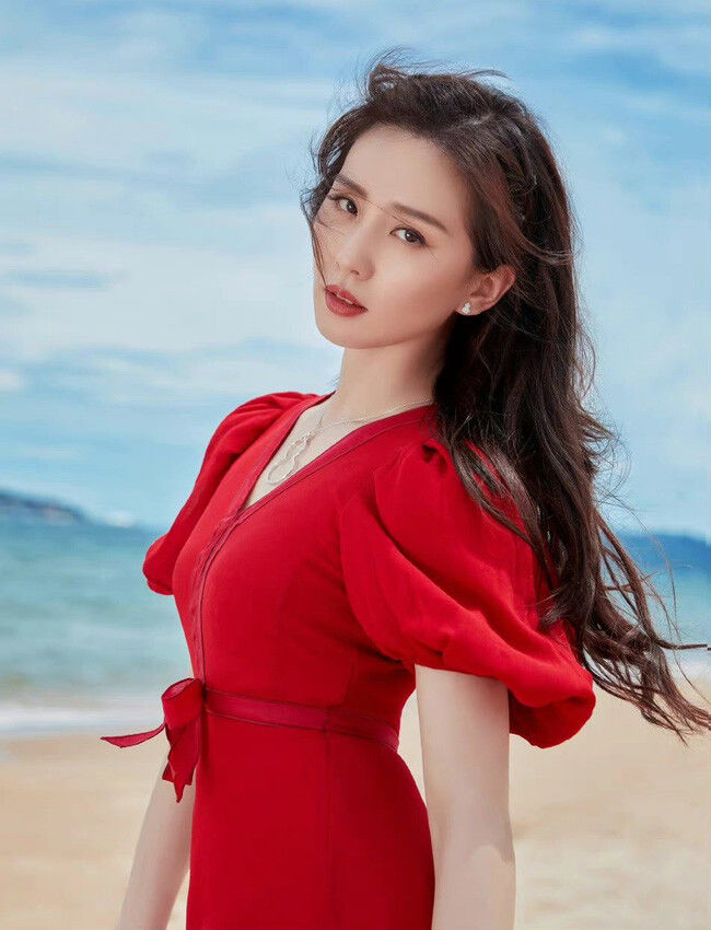 Trang điểm đơn giản, váy áo nhẹ nhàng nhưng Lưu Thi Thi vẫn gây thương nhớ với sắc đỏ.