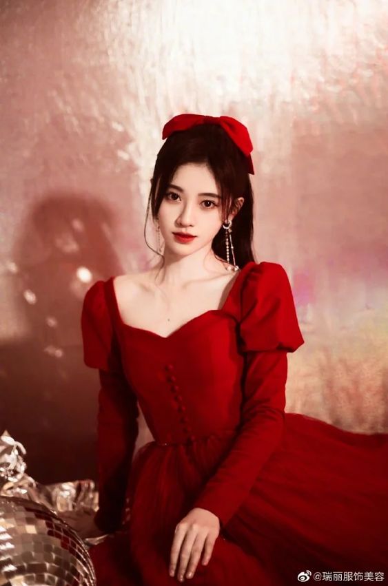 Cúc Tịnh Y khả ái, trẻ trung với set váy và nơ đỏ đáng yêu.