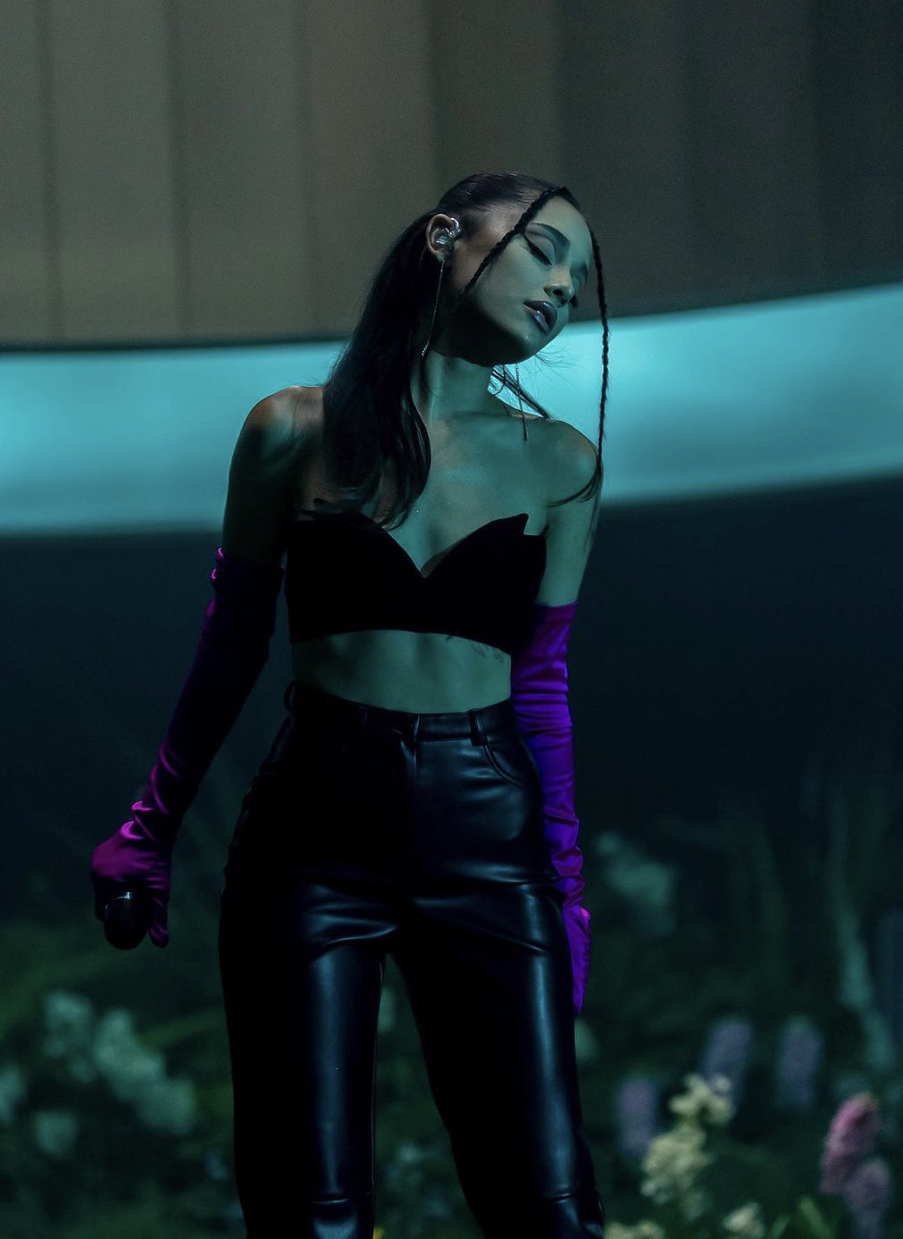 Ariana Grande diện áo mini croptop phối cùng găng tay và quần ống loe tôn dáng.