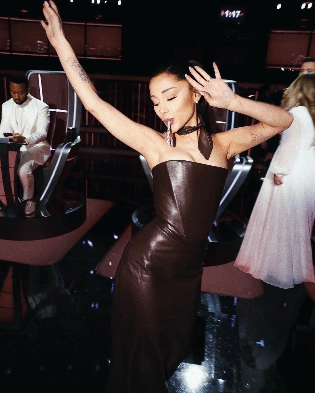 Chiếc váy Vivienne Westwood màu chocolate khoe trọn vóc dáng thanh thoát của Ariana Grande tại chung kết The Voice.