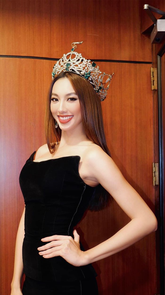 Thuỳ Tiên diện váy đen đơn giản, tôn vinh vương miện Miss Grand 2021.