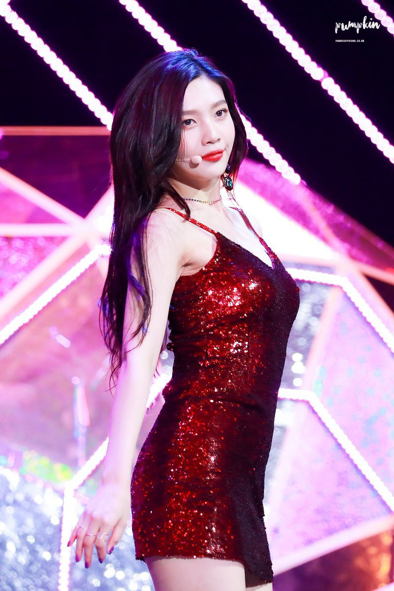 Joy (Red Velvet) quyến rũ với đầm hai dây đỏ đơn giản mà tôn dáng.