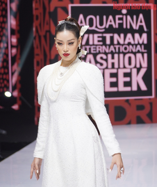 Trước đó, Khánh Vân từng diễn vedette cho show của NTK Adrian Anh Tuấn, cô cũng chọn áo dài chất liệu tweed sang trọng khi trình diễn. 