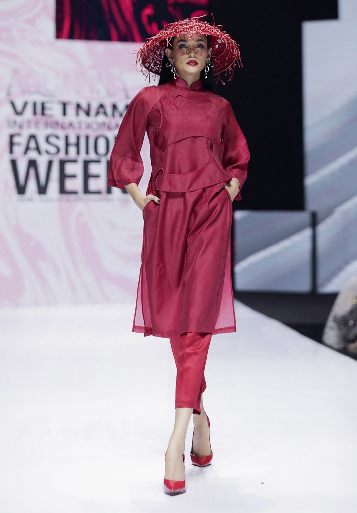 Võ Hoàng Yến catwalk thần thái trên sàn diễn.