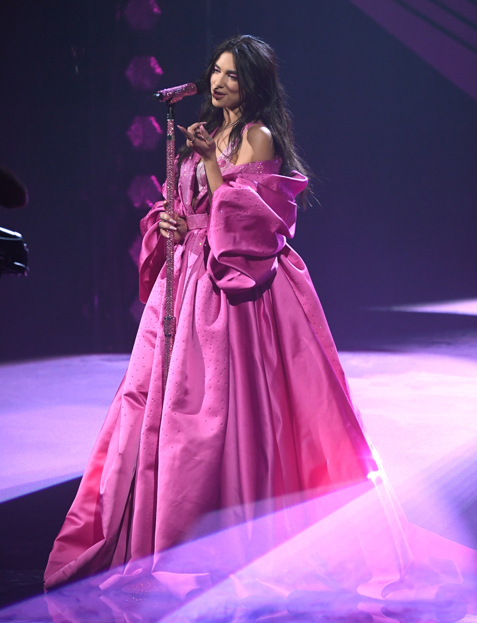 Dua Lipa tại Grammy 2021 trong thiết kế áo choàng tím, làm riêng cho cô từ Versace. 