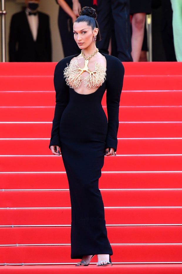Khoảnh khắc Bella Hadid xuất hiện tại LHP Cannes với chiếc váy 'lá phổi' của thương hiệu Schiaparelli tạo hiệu ứng toàn cầu. 