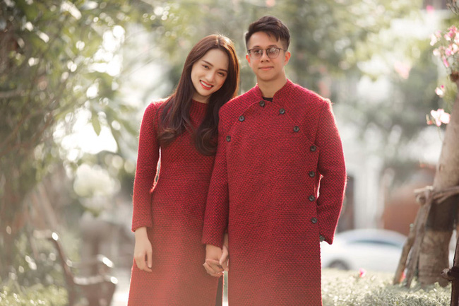 Hương Giang và Matt Liu diện áo dài đỏ trong ngày đầu năm mới khi ra mắt gia đình bạn trai ở Singapore.