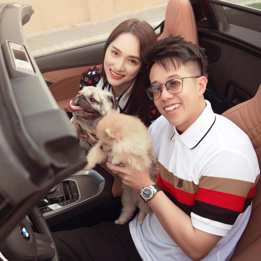 Matt Liu và Hương Giang check-in siêu xe cùng cún cưng.