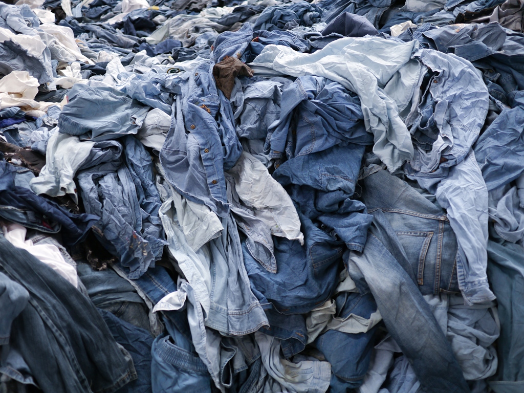 Với tuổi thọ lớn, quần jeans vẫn trở thành rác thải sau nhiều tháng sử dụng.