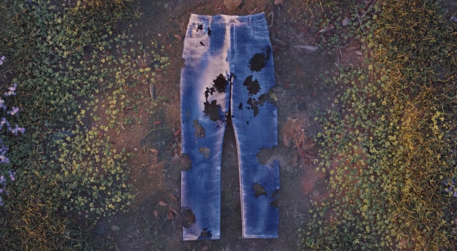 Chiếc quần jeans với khả năng tự phân huỷ sau 6 tháng được nhà mốt Ý giới thiệu.