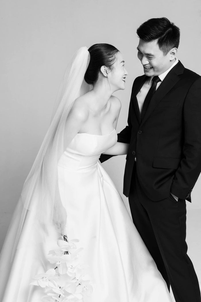 Ảnh cưới của Salim và bạn trai Nguyễn Hải Long đơn giản mà sang trọng với tông đen trắng.