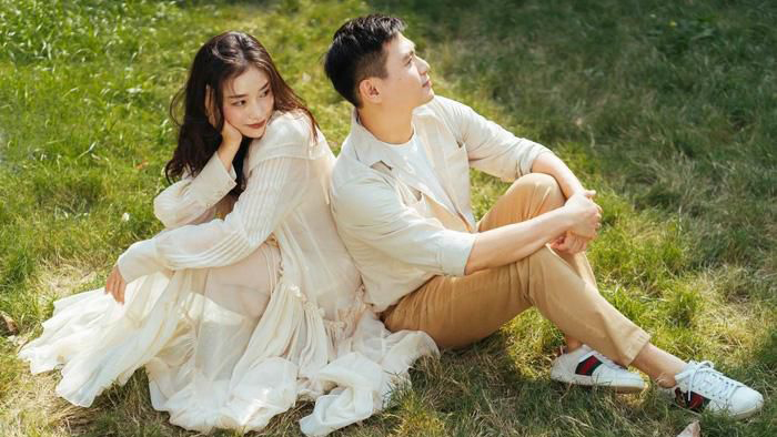 Bức ảnh thơ mộng của cặp đôi trên bãi cỏ, họ chọn trang phục tông trắng và beige, phối layer những item đơn giản mà hút mắt. Ai cũng trầm trồ về độ xứng đôi của Salim và Hải Long.