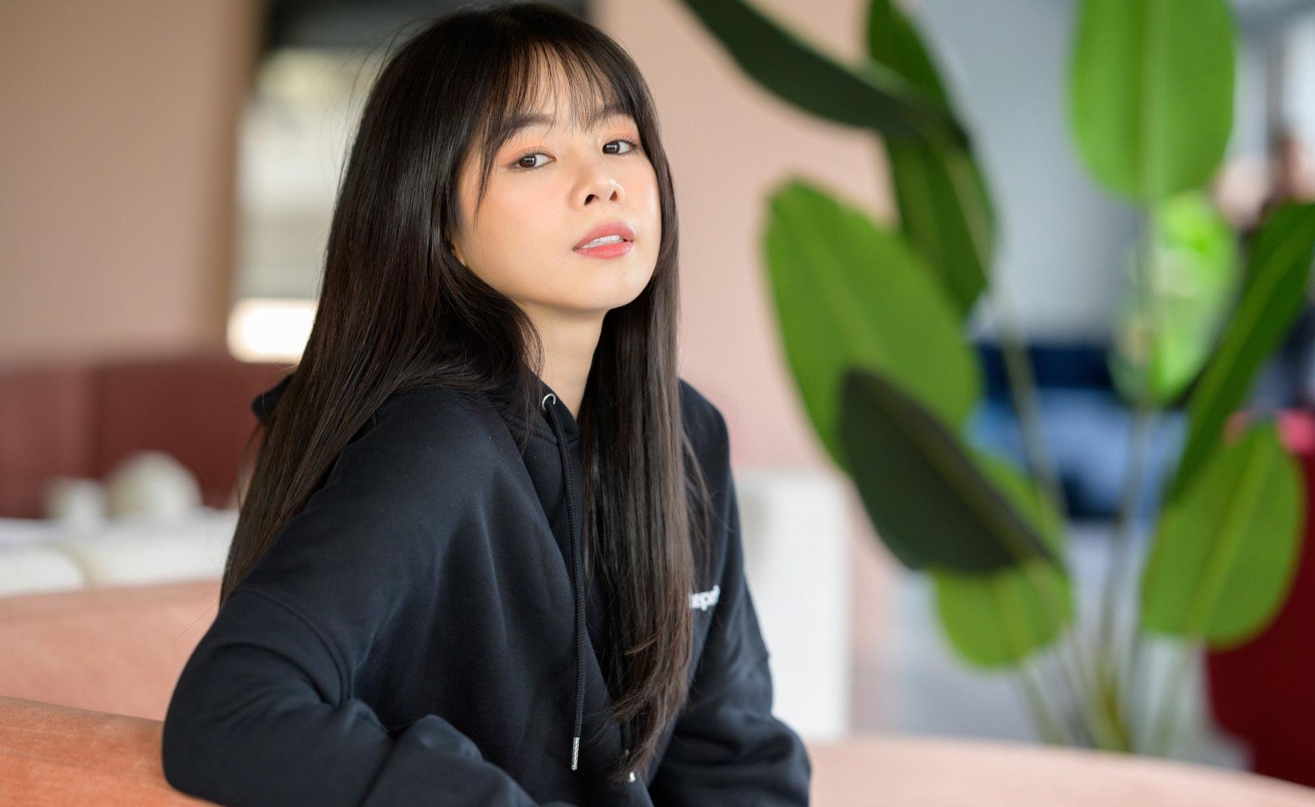 DJ Mie thu hút lượng fan đông đảo bởi ngoại hình gợi cảm, gương mặt xinh xắn, trẻ như gái 18 dù cô đã 26 tuổi.