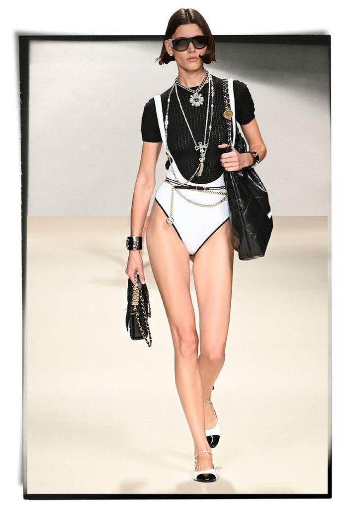 Chanel mang những chiếc thắt lưng từ BST thập niên trước trở lại trên sàng diễn Ready-to-wear.
