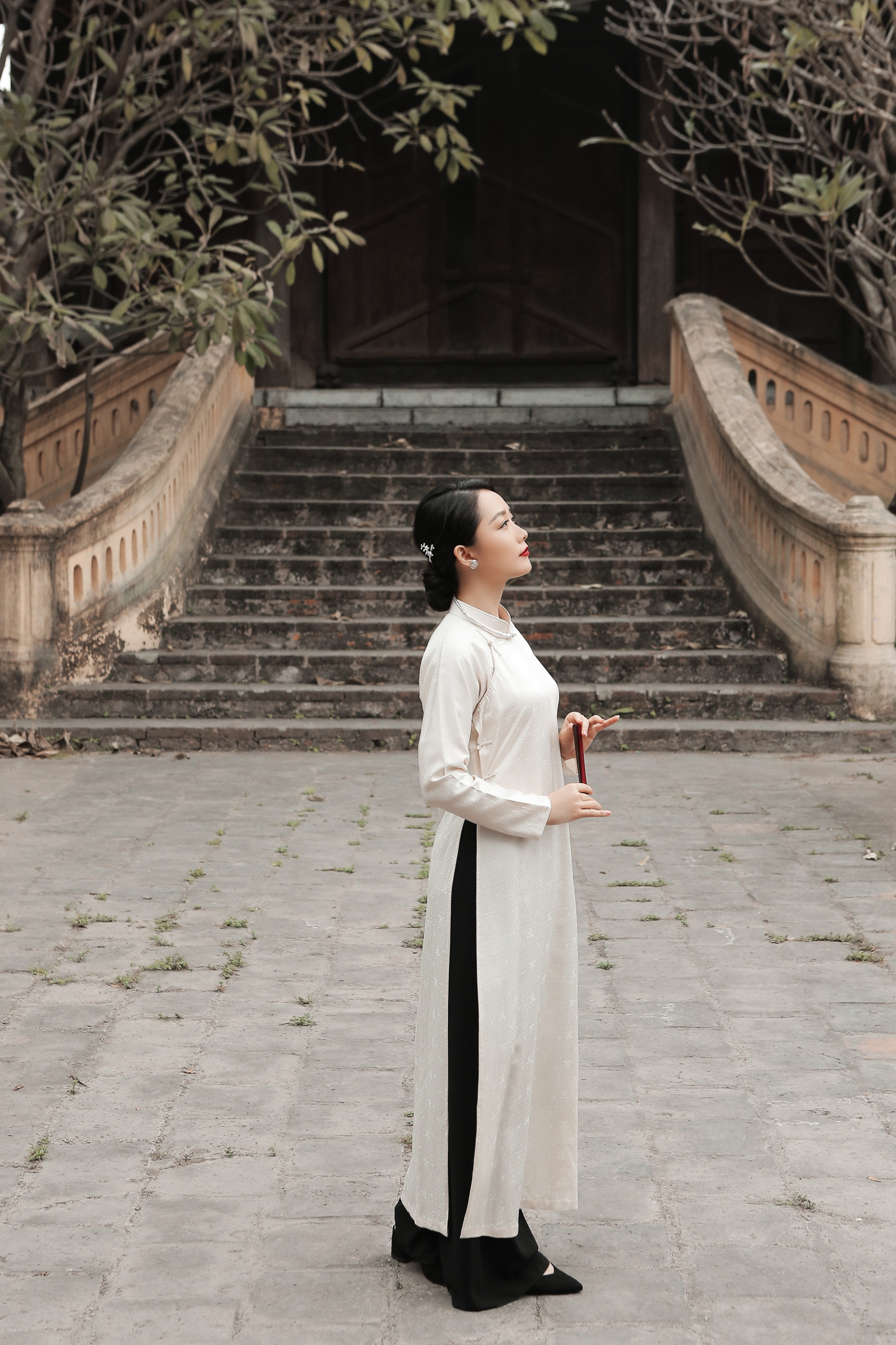 Hình ảnh sang trọng, truyền thống của phụ nữ Việt qua tà áo dài được BTV thể hiện rất tốt từ dáng vẻ đến thần thái, cử chỉ.