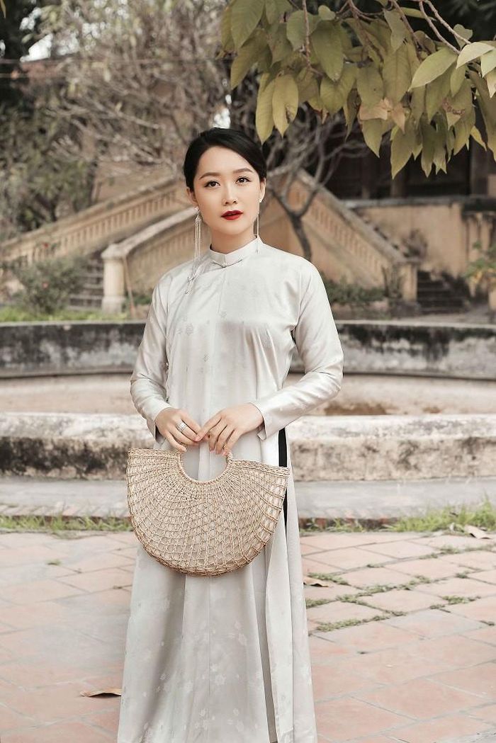 Áo dài lụa từ lâu đã trở thành cổ phục của người Việt. Người mặc áo dài lụa mang dáng vẻ tiểu thư đài các vì chất liệu cao cấp này tạo sự sang trọng, quyền quý cho người mặc.