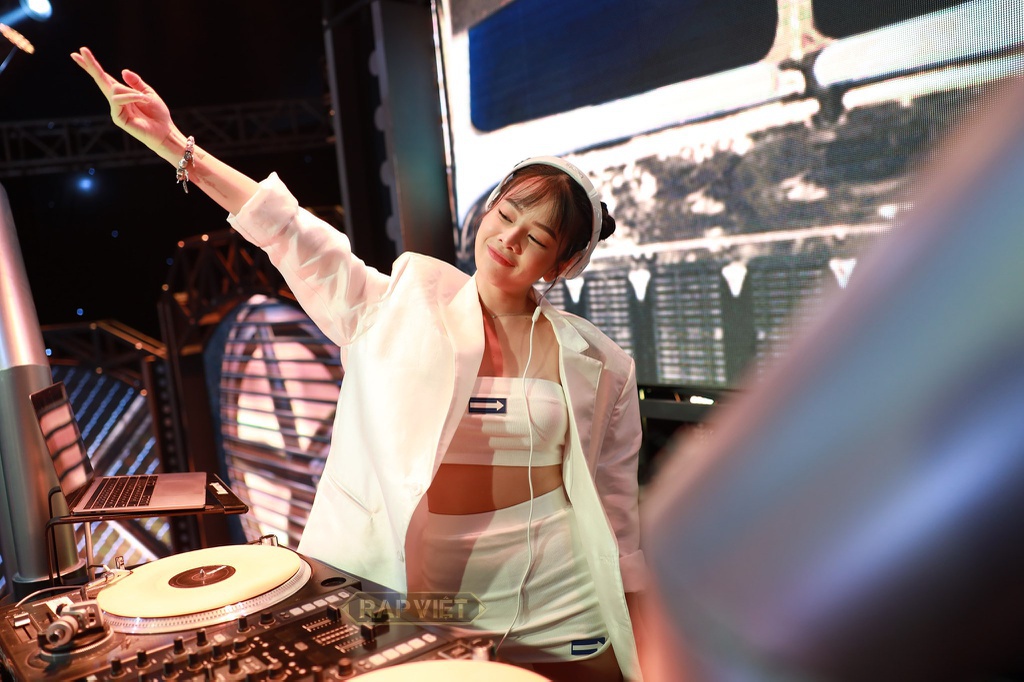 Với phong cách trình diễn cuốn hút, DJ Mie nhận được nhiều lời mời tại các quán bar, sự kiện âm nhạc và gần đây nhất là Rap Việt.